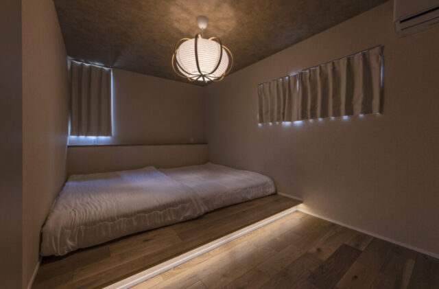 立体的な外装デザインの木の温もりに満ちた開放的な2階建て - チェックハウスプラス - 寝室