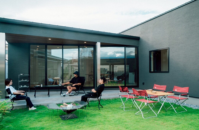 インナーガレージと中庭が主役のプライベートリゾートを叶えたモダン平屋 - チェックハウスプラス