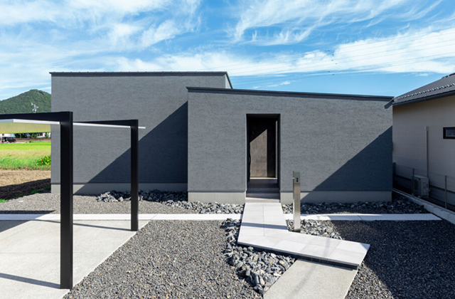 中庭と繋がるタイルデッキで四季を愉しむ平家 - チェックハウスプラス