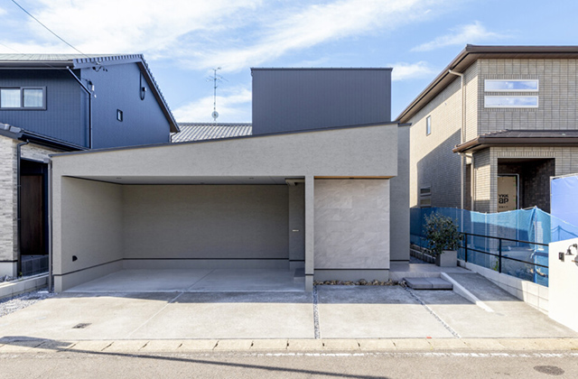 異素材の壁が映えるガレージ一体型半平屋の住まい - チェックハウスプラス