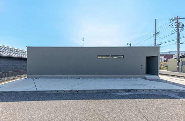 見せ梁の奥行きと中庭が繋がるL字型の平屋 - チェックハウスプラス