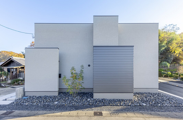 石目調の気品とアーチの意匠が映える2階建てコートハウス - チェックハウスプラス