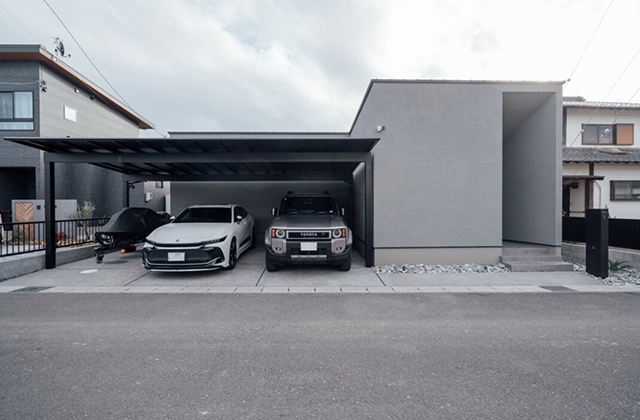 深い軒とタイルデッキが紡ぐ開放的な中庭のある平屋 - チェックハウスプラス