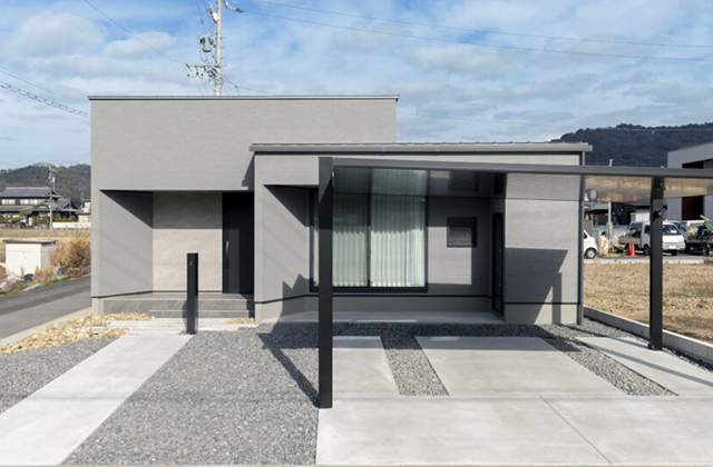 洗練された照明とタイルテラスのコの字型平屋 - チェックハウスプラス