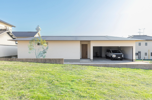趣味を愉しむガレージと中庭が主役のロの字型平屋 - チェックハウスプラス