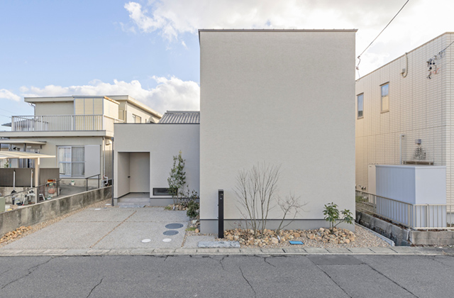 開放的な吹き抜けとプライベートな中庭を愉しむ2階建て - チェックハウスプラス