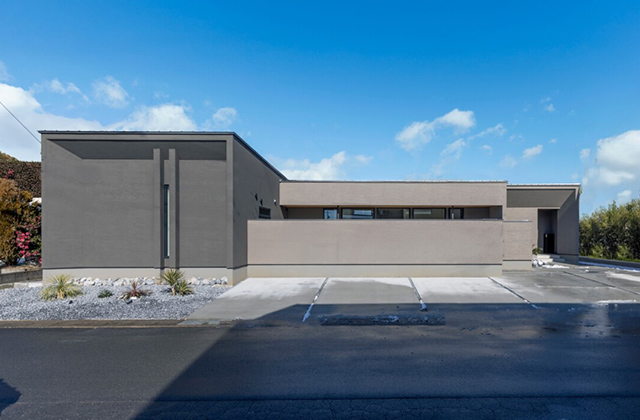 プライバシーと開放感を両立した中庭のあるホテルライクな平屋 - チェックハウスプラス