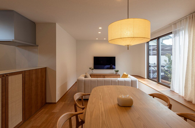 ブラウンの外壁が映える中庭を囲むコの字型2階建て - チェックハウスプラス