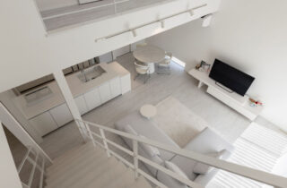 白に映える自然光と吹き抜けの開放感を備えたホテルライクでモダンな住まい - チェックハウスプラス - 吹き抜け