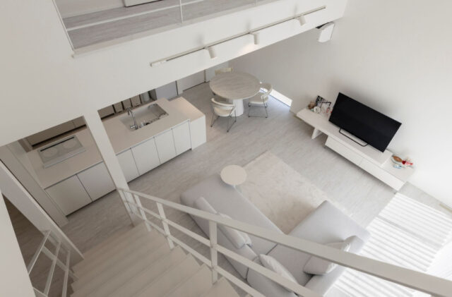 白に映える自然光と吹き抜けの開放感を備えたホテルライクでモダンな住まい - チェックハウスプラス - 吹き抜け