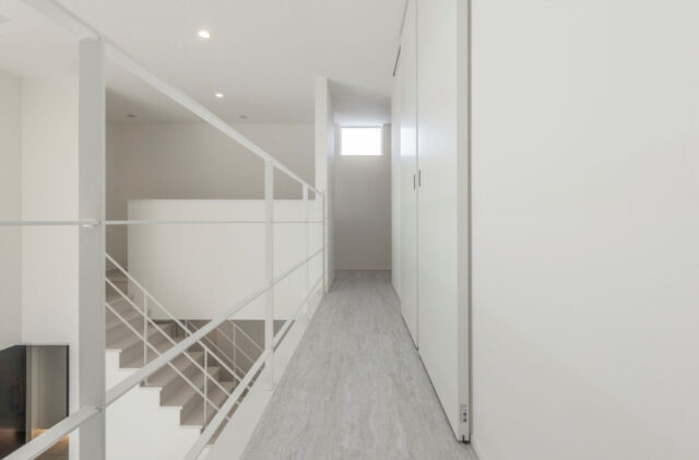 白に映える自然光と吹き抜けの開放感を備えたホテルライクでモダンな住まい - チェックハウスプラス - 2階