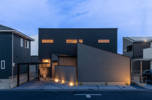 間接照明と勾配天井が調和するホテルライクな2階建て - チェックハウスプラス - 外構