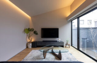 間接照明と勾配天井が調和するホテルライクな2階建て - チェックハウスプラス - リビング