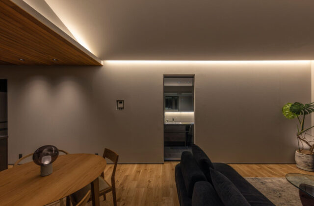 間接照明と勾配天井が調和するホテルライクな2階建て - チェックハウスプラス - LDK・洗面スペース