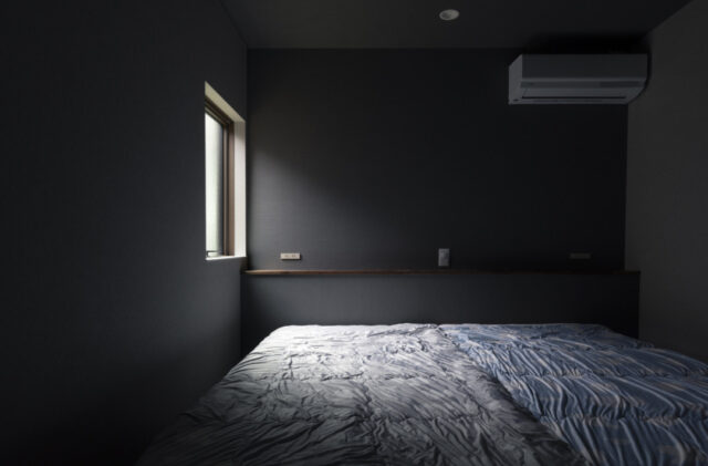 中庭と心地よくつながるグレーの上質な平屋 - チェックハウスプラス - 寝室