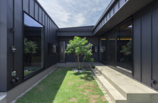 石壁と間接照明が際立つ大開口LDKのホテルライク邸宅 - チェックハウスプラス - 中庭