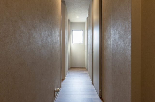 深い軒のテラスと木の温もりが調和するナチュラルな平屋 - チェックハウスプラス - 廊下