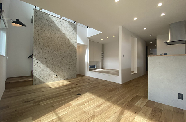 デザインウォールとおしゃれな照明が彩る吹抜けLDKの2階建て - 中央ハウス