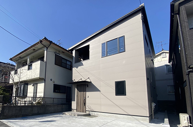 明るさとプライバシーを叶える2階リビングの2階建て - 中央ハウス