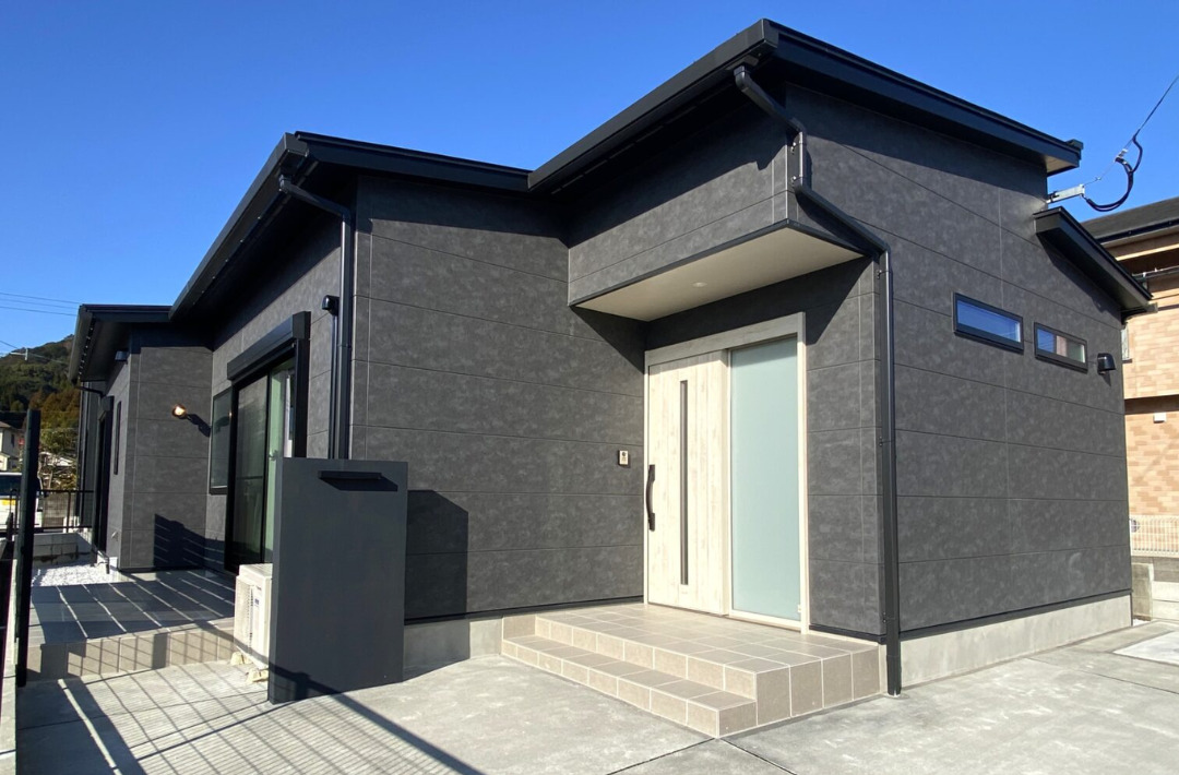 柔らかな光とナチュラルな色調に包まれる17帖LDKがある平屋 - 中央ハウス - 外観