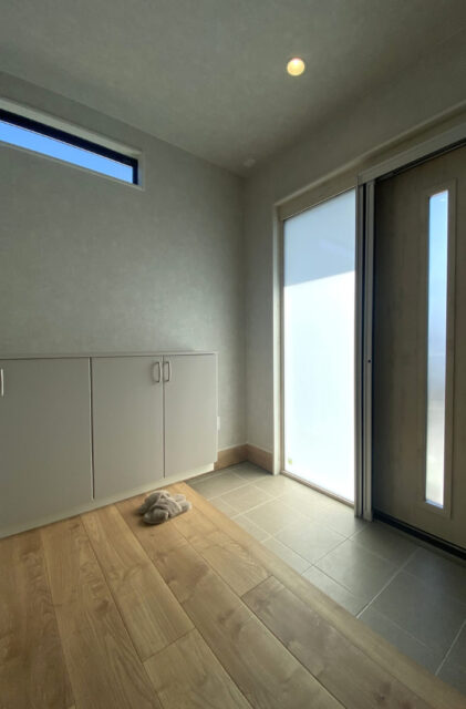 柔らかな光とナチュラルな色調に包まれる17帖LDKがある平屋 - 中央ハウス - 玄関