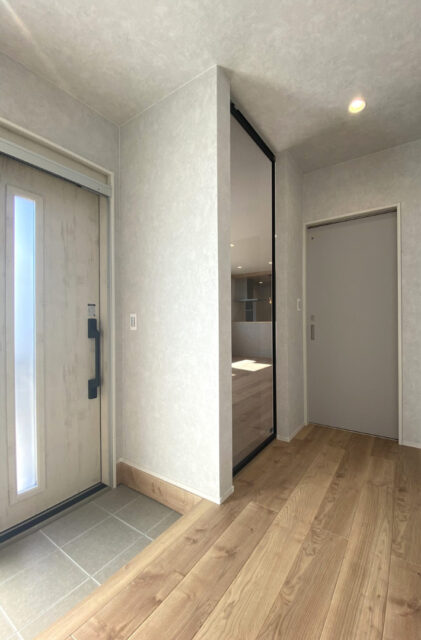 柔らかな光とナチュラルな色調に包まれる17帖LDKがある平屋 - 中央ハウス - 玄関・リビング