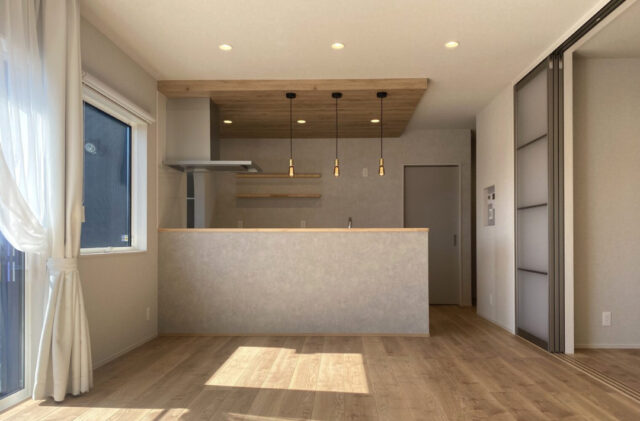 柔らかな光とナチュラルな色調に包まれる17帖LDKがある平屋 - 中央ハウス - LDK