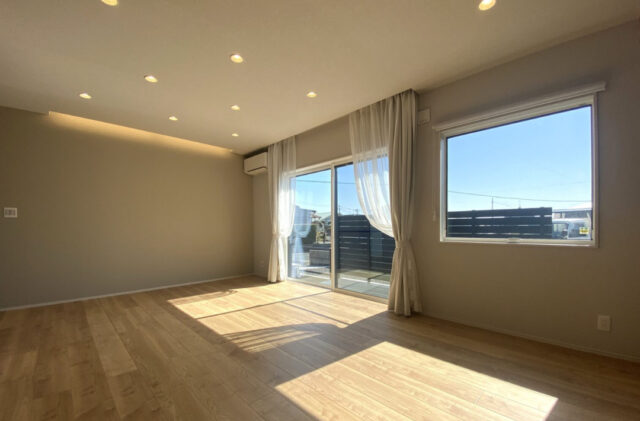 柔らかな光とナチュラルな色調に包まれる17帖LDKがある平屋 - 中央ハウス - リビング