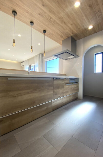 柔らかな光とナチュラルな色調に包まれる17帖LDKがある平屋 - 中央ハウス - キッチン