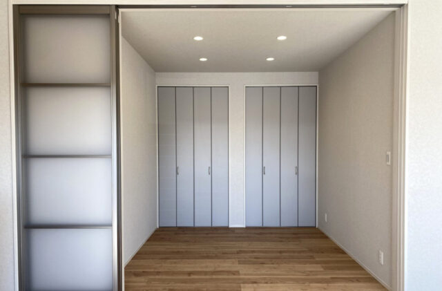 柔らかな光とナチュラルな色調に包まれる17帖LDKがある平屋 - 中央ハウス - 洋室