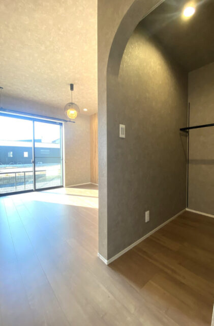 柔らかな光とナチュラルな色調に包まれる17帖LDKがある平屋 - 中央ハウス - 寝室