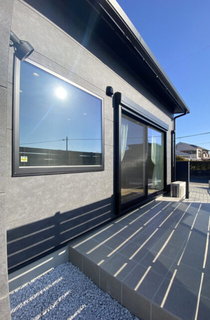 柔らかな光とナチュラルな色調に包まれる17帖LDKがある平屋 - 中央ハウス - デッキ