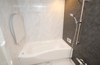 浴室 - 洗練された白い壁と白い木目のフローリングの3LDK クロノスホーム