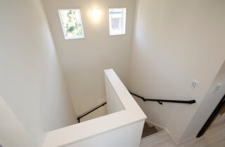階段 - 洗練された白い壁と白い木目のフローリングの3LDK クロノスホーム