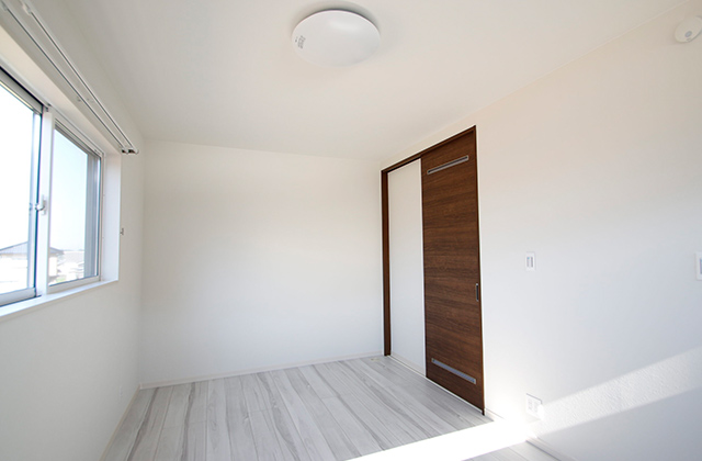 洋室 - 洗練された白い壁と白い木目のフローリングの3LDK クロノスホーム