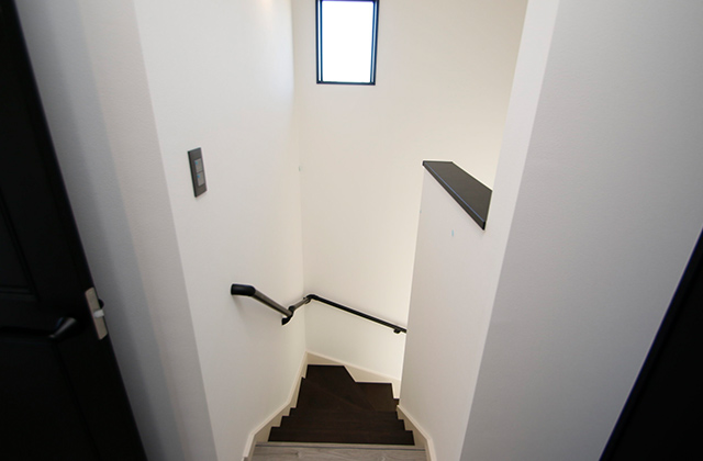 階段 - 白を基調とした、洗練された美しさと機能性を兼ね備えた3LDK2階建て クロノスホーム