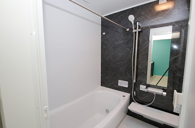 浴室 - 色とりどりの壁紙が魅力的な4LDKモダンリゾートホーム クロノスホーム