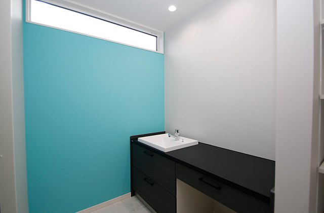 洗面所 - 色とりどりの壁紙が魅力的な4LDKモダンリゾートホーム クロノスホーム