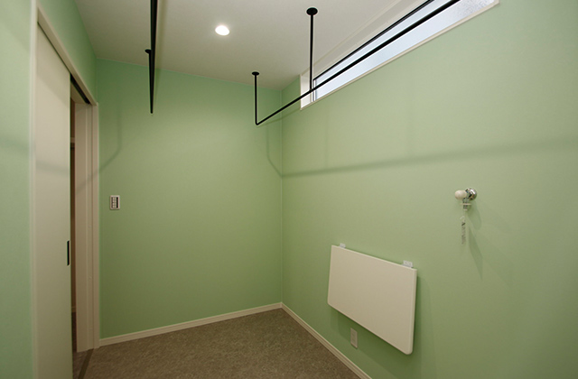 ランドリースペース - 色とりどりの壁紙が魅力的な4LDKモダンリゾートホーム クロノスホーム