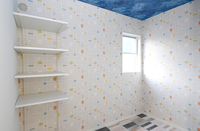 洋室 - 色とりどりの壁紙が魅力的な4LDKモダンリゾートホーム クロノスホーム