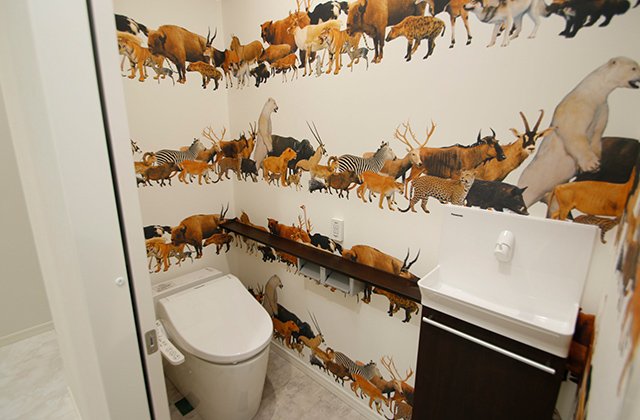 トイレ - 色とりどりの壁紙が魅力的な4LDKモダンリゾートホーム クロノスホーム