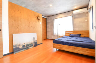 寝室 - いつまでも飽きさせないシックな欧風の雰囲気の2階建て デイジャストハウス