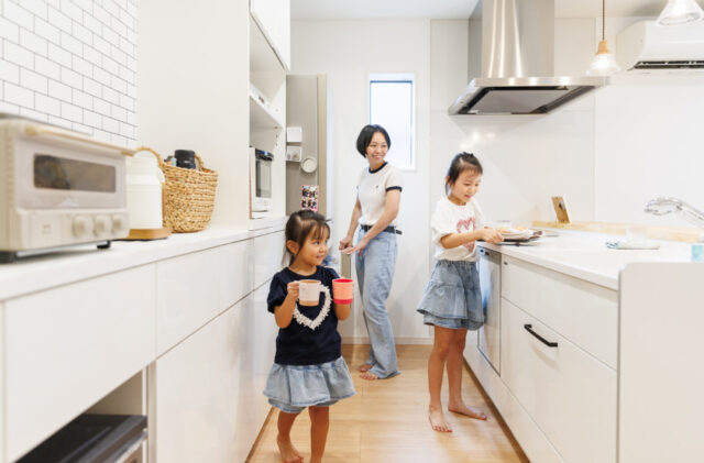 家族が伸び伸びと暮らせる機能性を重視した平屋 - デイジャストハウス - キッチン