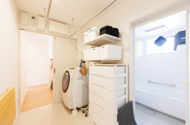 家族が伸び伸びと暮らせる機能性を重視した平屋 - デイジャストハウス - 脱衣所・浴室