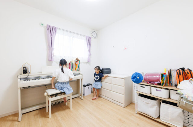 家族が伸び伸びと暮らせる機能性を重視した平屋 - デイジャストハウス - 子ども部屋