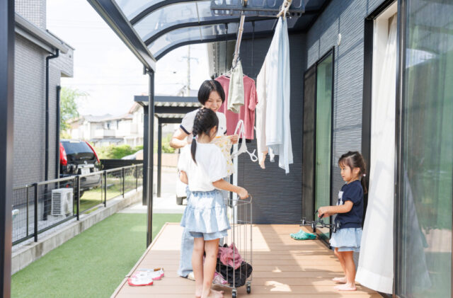 家族が伸び伸びと暮らせる機能性を重視した平屋 - デイジャストハウス - デッキスペース
