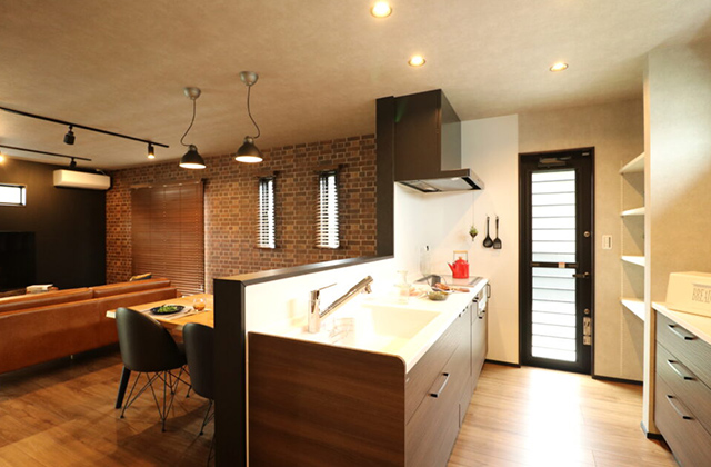 キッチン - 姶良モデルハウス(2階建て)「レンガ調のヴィンテージな質感を活かした2階建て」(姶良市) デイジャストハウス