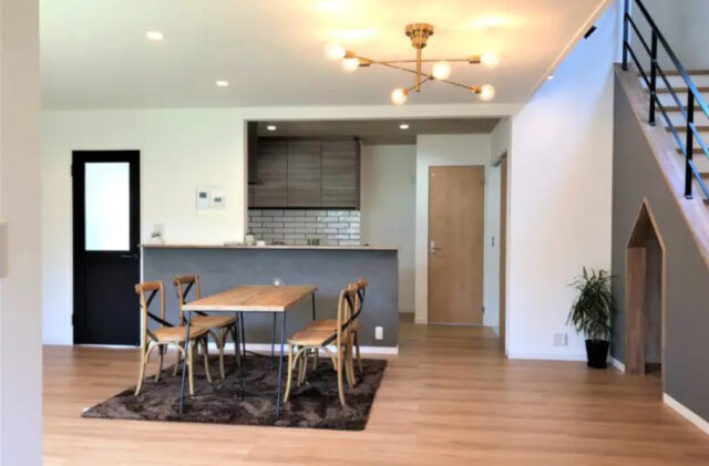 洗練されたグレーと木目が調和するナチュラルモダンな家事ラクの2階建て - センチュリーハウス - LDK