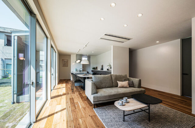 木の質感が映える開放的な住空間のシンプルな平屋 - アイフルホーム - LDK