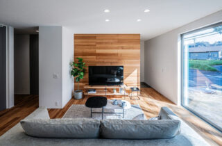 木の質感が映える開放的な住空間のシンプルな平屋 - アイフルホーム - リビング